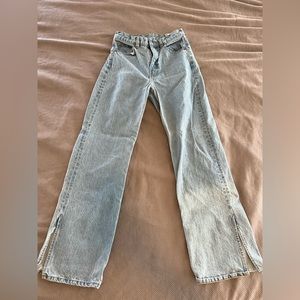 Women’s light wash jean. Size 27/32
